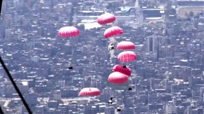 مصر تواصل أعمال الإسقاط الجوى اليومى للمساعدات الإنسانية على شمال غزة