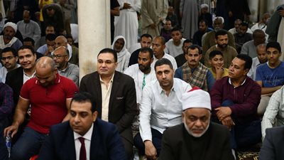 أهالي قنا يحتفلون بليلة القدر بمسجد عبد الرحيم القنائي