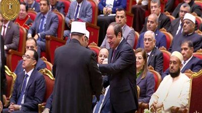 وزير الأوقاف يهدي الرئيس السيسي نسخة من موسوعة «رؤية»