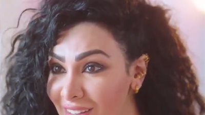 «هي مميزة بملامحها وشفايفها».. ميرهان حسين ترد على تقليدها لـ إليسا