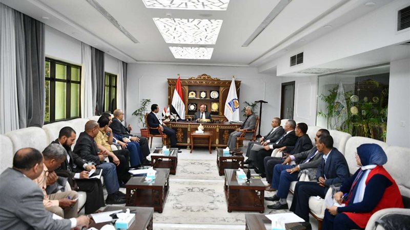 محافظ قنا