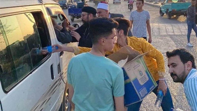 جانب من توزيع الإفطار