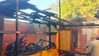 النيران تلتهم مخزن مدرسة في قنا