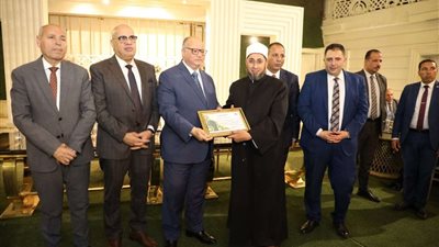 محافظ القاهرة يشارك حفل الإفطار مع العاملين بقطاع النظافة والتجميل