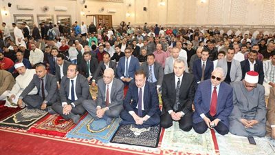 محافظ المنوفية يشارك الأهالي شعائر صلاة عيد الفطر المبارك