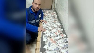 الٱمانة كنزا لا يفنى.. مسعف وسائق يعيدان مبلغ مالي وشيكات لأسرة متوفي بقنا