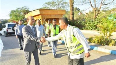 المنشاوي يهدي مواد غذائية للعمال بجامعة أسيوط بمناسبة العيد