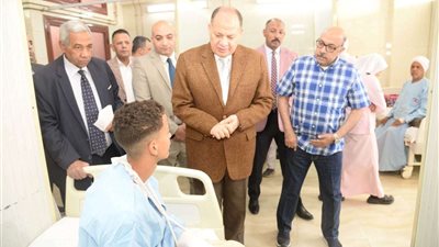 محافظ أسيوط يزور المرضى بمستشفيات الإيمان العام والشاملة للتهنئة بعيد الفطر