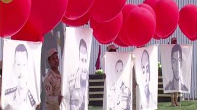 في احتفالية يوم الشهيد.. إطلاق بالونات تحمل صور شهداء الجيش والشرطة