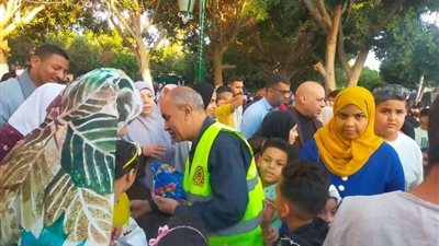 فرحة العيد.. أمانة قسم أول بحزب الشعب الجمهوري بأسيوط توزع الهدايا والحلوى على الأهالي