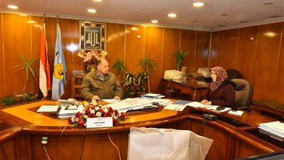 محافظ أسيوط يناقش مستجدات تقديم الخدمات للمستثمرين بالمناطق الصناعية لزيادة حجم الاستثمار