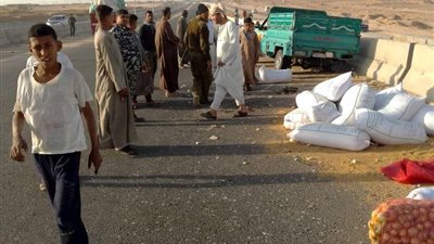 محملة بالقمح.. إصابة 9 أشخاص إثر انقلاب سيارة ربع نقل في قنا