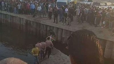 سقوط سيارة ميكروباص في مياه ترعة المحمودية بالبحير