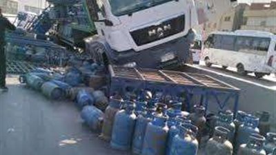 انقلاب سيارة نقل محملة بالأنابيب على محور صفط اللبن وإصابة قائدها