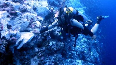 البيئة تواصل التحفظ على السفينة ناقلة الغاز الليبيرية بعد جنوحها مساء الجمعة