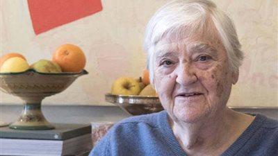 من هي الشاعرة ايتيل عدنان الذي يحتفي بها جوجل ؟.. تفاصيل