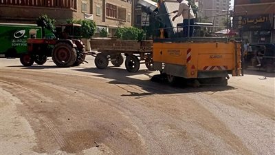 سيارت الكنس الآلي وشفط الأتربة تجوب الشوارع والميادين بأسيوط