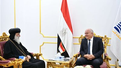 محافظ قنا يستقبل المطران بيمن للتهنئة بعيد الفطر المبارك