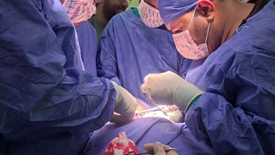 فريق طبي بمستشفى سوهاج الجامعي الجديد ينجح في إنقاذ شاب تعرض لعدة طعنات