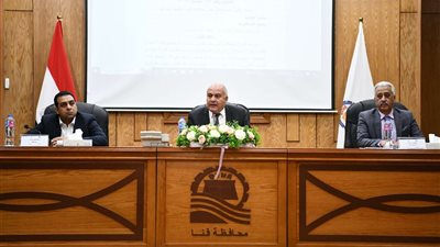 محافظ قنا يناقش استعدادات الأجهزة التنفيذية لتطبيق قانون التصالح الجديد