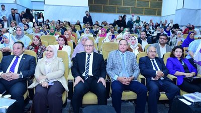 رئيس جامعة سوهاج يكرم أبطال التعافي من الإدمان ويطالب بالتوعية من المخدرات