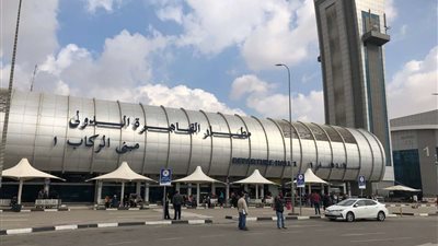 ضبط بريطاني قادم من مطار لندن بحوزته كمية من الأقراص المخدرة بالقاهرة