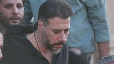 بالدموع.. أحمد السعدني ينهار أثناء دفن جثمان والده