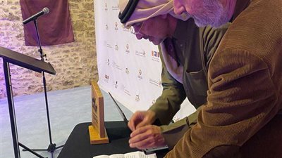 رئيس الاتحاد العربي للهجن يصل باريس للمشاركة في عرض الإبل