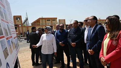 مدبولي يجري جولة تفقدية بمحطة تحيا مصر 1 و2 بميناء دمياط