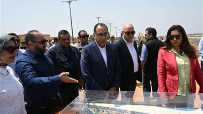 رئيس الوزراء يتفقد أعمال تطوير منطقة اللسان والممشى السياحى برأس البر
