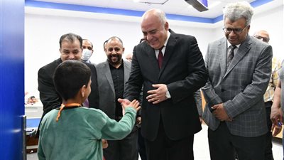 فلسطين في القلب.. محافظ قنا يزور مصابي غزة بالمستشفيات الجامعية