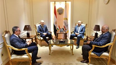 وزير النقل يبحث مع السفير المجري إجراءات تصنيع وتوريد 1350 عربة قطار