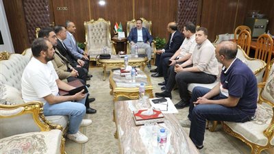 محافظ المنوفية يلتقي وفد وزارة البيئة لمناقشة رسوم النظافة الجديدة