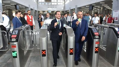وزير النقل والسفير الفرنسي يستقلان القطار الكهربائي الخفيف LRT والخط الثالث للمترو