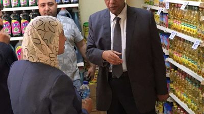 وزير التموين يفتتح منفذا لبيع السلع الاستراتيجية بالسلام الأولى