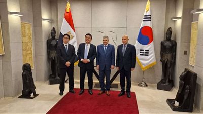 رئيس قناة السويس يبحث سبل التعاون المشترك مع سفير كوريا الجنوبية