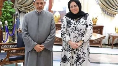 بعد انتشار صورة لها مع شيخ الأزهر.. نهال عنبر لـ