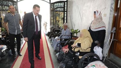 محافظ المنوفية يسلم كراسي متحركة ومساعدات عينية لذوي الهمم