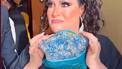 «كنت بهشهم زي الذباب».. بدرية طلبة تكشف كواليس صورة الروب الأحمر