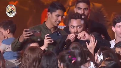 بيجروا وراه.. لفتة طريفة من الأطفال بحفل أعياد سيناء مع تامر حسني