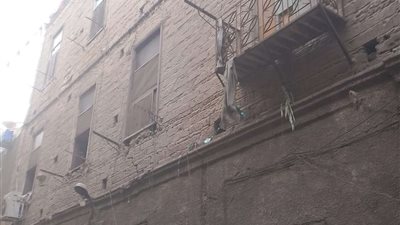 انهيار جزئي بعقار قديم مكون من طابقين في الخليفة