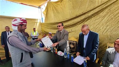 محافظ شمال سيناء يسلم عقود 20 منزلاً يدويًا بقرية التلول ببئر العبد