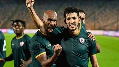حافلة الزمالك تصل إلى ملعب «بابا يارا» استعدادًا لمواجهة دريمز في الكونفدرالية