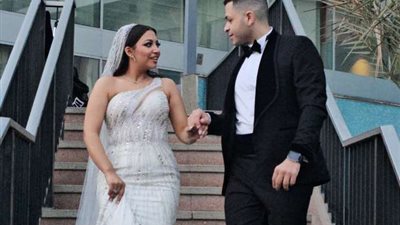 حلوى زرقا ورقص دينا وكوتشي العروسة.. مشاهد من حفل زفاف ابنة بدرية طلبة (صور)