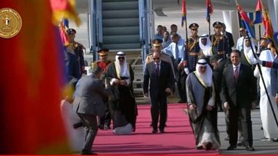 الرئيس السيسي يستقبل أمير الكويت في مطار القاهرة