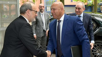 وزير النقل يبحث أهمية التعاون في مجال البنية التحتية لمشروعات الجر الكهربائي