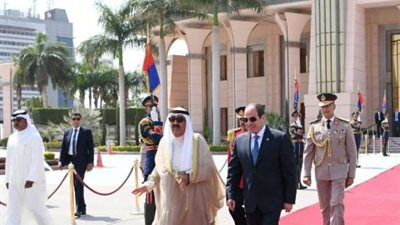 الرئيس السيسي يودع أمير دولة الكويت بمطار القاهرة