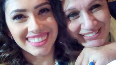 انهيار ريم أحمد أثناء تشييع جثمان والدتها