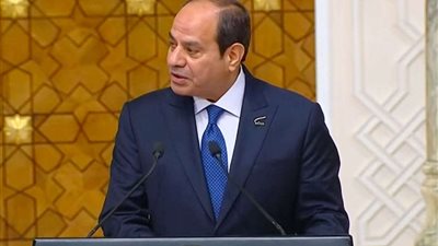 الرئيس السيسي يصل مقر احتفالية عيد العمال بالعاشر من رمضان