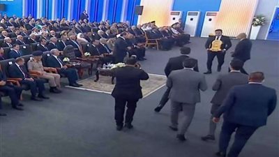 في عيد العمال.. «نقابات مصر» يُهدي الرئيس السيسي درعًا تذكاريًا